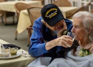 Idoso se muda para o mesmo asilo que sua esposa para continuar cuidando dela