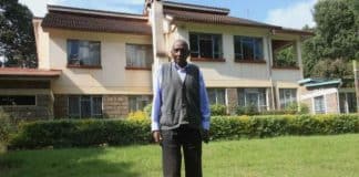 Professor de 94 anos doou sua mansão para uma casa de repouso e realizou o desejo de sua falecida esposa