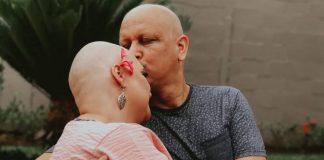 Marido e mulher são diagnosticados juntos com câncer. Eles apoiaram um ao outro para vencer a batalha