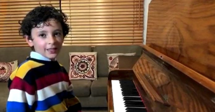 Garotinho colombiano chega à final de campeonato mundial de piano com apenas 8 anos.