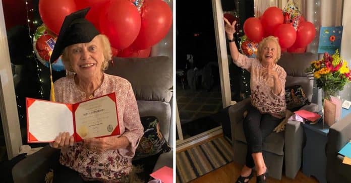 capa Vovó de 93 anos recebe seu diploma de graduação com 75 anos de atraso. Ela teve que abandonar a escola