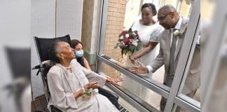 Noiva se casa em asilo para que sua mãe pudesse estar em seu casamento. Foi uma cena linda! Noiva se casa em asilo para que sua mãe pudesse estar em seu casamento. Foi uma cena linda!