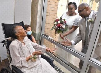 Noiva se casa em asilo para que sua mãe pudesse estar em seu casamento. Foi uma cena linda!