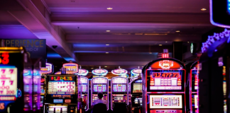 Como as slot machines e outros jogos de casino influenciam os jogadores