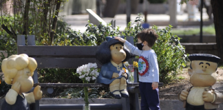 Estátua da Mafalda em Buenos Aires recebe flores após falecimento de Quino