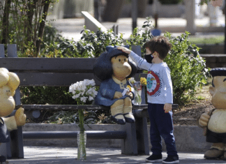 Estátua da Mafalda em Buenos Aires recebe flores após falecimento de Quino