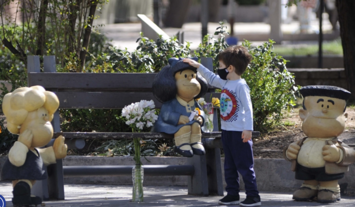 Estátua da Mafalda em Buenos Aires recebe flores após falecimento de Quino