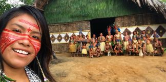 Jovem indígena se torna influenciadora no TikTok e mostra sua cultura para o mundo.
