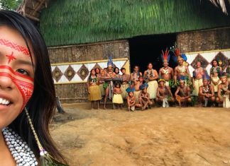 Jovem indígena se torna influenciadora no TikTok e mostra sua cultura para o mundo.