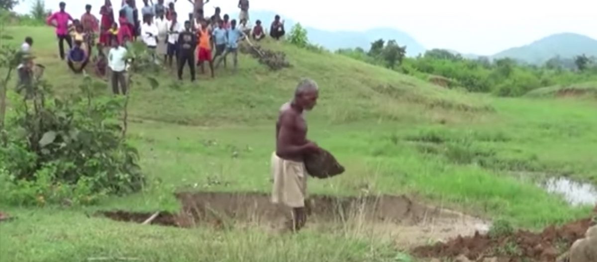 contioutra.com - Depois de décadas escavando, homem finalmente encontra água para abastecer sua comunidade