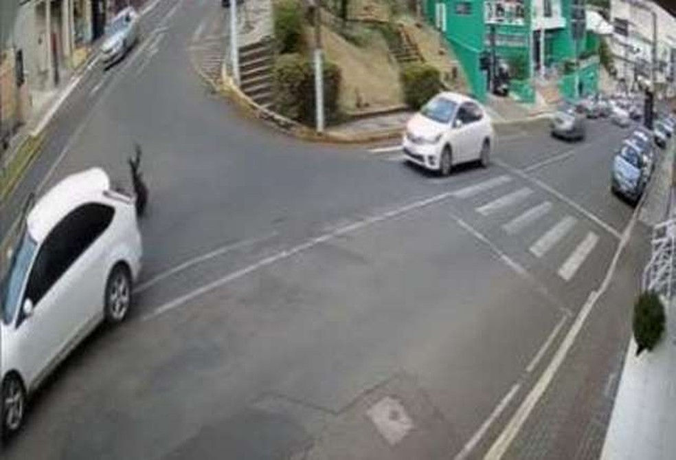 contioutra.com - Vídeo mostra mulher se jogando de carro em movimento para fugir de assédio em SC