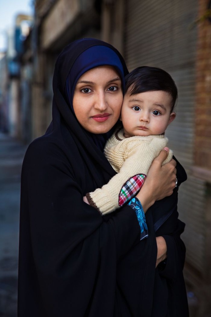 contioutra.com - 26 fotografias que captam a essência da maternidade em diferentes países. Um amor universal!