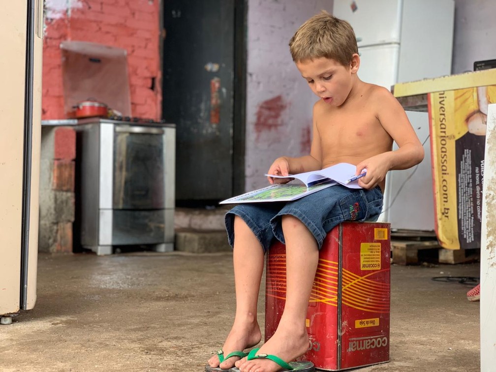 contioutra.com - Menino de cinco anos que recolhe livros no lixo causa comoção e web se mobiliza para ajudá-lo