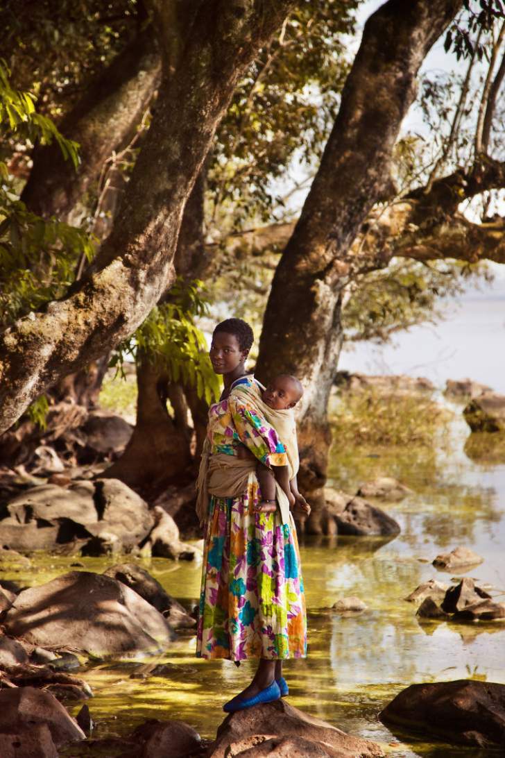 contioutra.com - 26 fotografias que captam a essência da maternidade em diferentes países. Um amor universal!