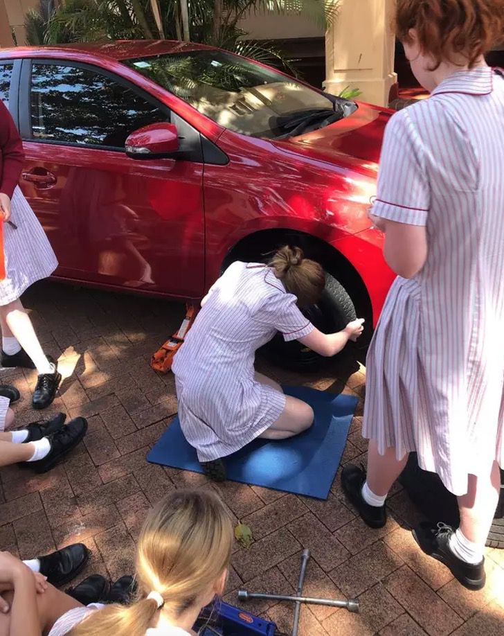 contioutra.com - Na Austrália, meninas aprendem sobre manutenção de automóveis na escola desde os 11 anos.