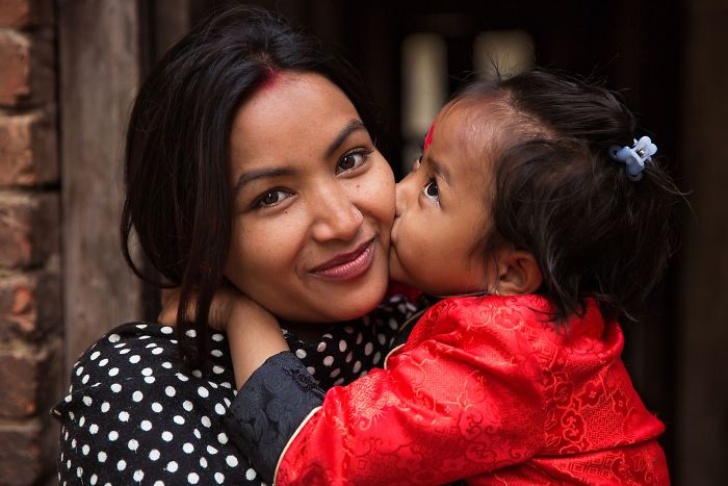 contioutra.com - 26 fotografias que captam a essência da maternidade em diferentes países. Um amor universal!