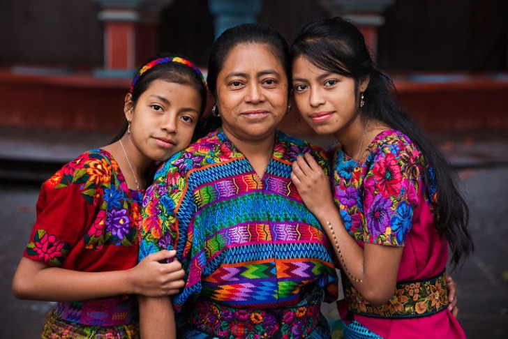 contioutra.com - 26 fotografias que captam a essência da maternidade em diferentes países. Um amor universal!