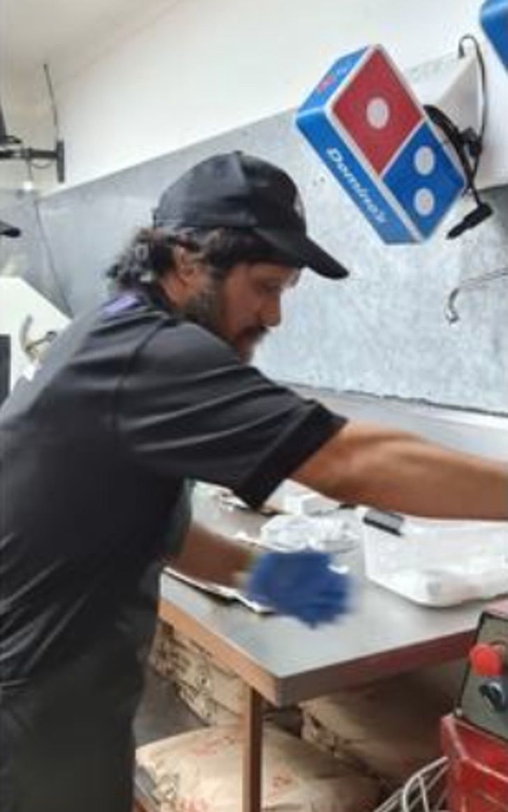 contioutra.com - Pizzaria dá emprego a morador de rua que pedia dinheiro usando suas caixas de pizza