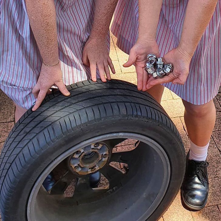 contioutra.com - Na Austrália, meninas aprendem sobre manutenção de automóveis na escola desde os 11 anos.