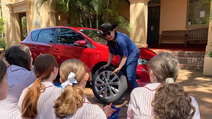 contioutra.com - Na Austrália, meninas aprendem sobre manutenção de automóveis na escola desde os 11 anos.