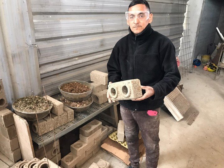 contioutra.com - Pedreiro inventa tijolos de papelão para sua casa e agora eles são usados em prédios públicos