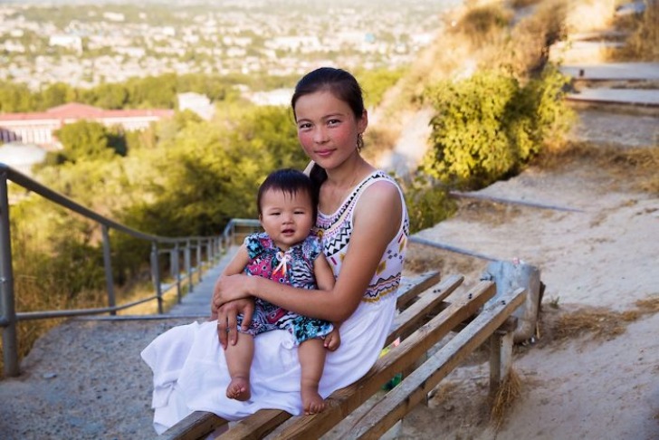 contioutra.com - 26 fotografias que captam a essência da maternidade em diferentes países. Um amor universal!