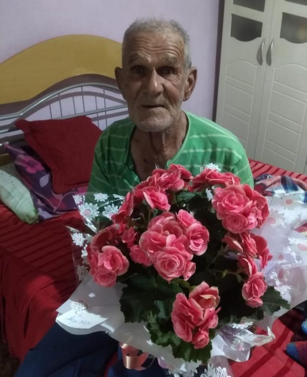 contioutra.com - Vovô que chorou ao ser acusado de roubar muda de canteiro recebe dezenas de flores como doação