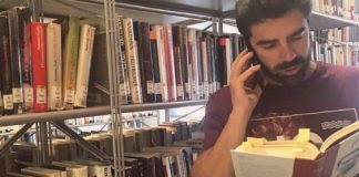 Bibliotecário se dedica a ler livros por telefone a vovôs e vovós em casas de repouso