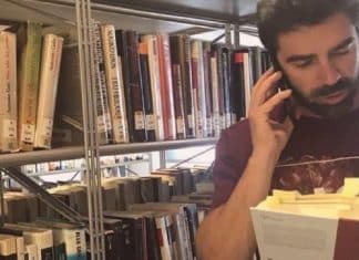 Bibliotecário se dedica a ler livros por telefone a vovôs e vovós em casas de repouso