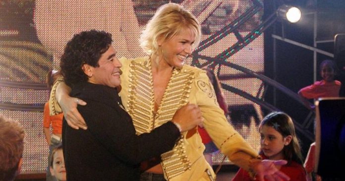 Deixando para trás as polêmicas do passado, Xuxa homenageia Maradona: ‘Sinto muito’