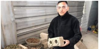 Pedreiro inventa tijolos de papelão para sua casa e agora eles são usados em prédios públicos