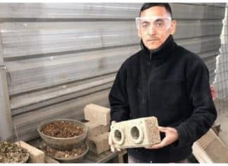 Pedreiro inventa tijolos de papelão para sua casa e agora eles são usados em prédios públicos