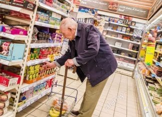 Ele flagrou um idoso roubando seu pão e lhe ofereceu o produto de graça: “Se tiver fome, me procure”