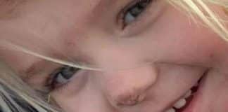 Menina de 3 anos falece após ficar trancada em carro quente, enquanto casal via série Menina de 3 anos falece após ficar trancada em carro quente, enquanto casal via série