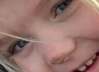 Menina de 3 anos falece após ficar trancada em carro quente, enquanto casal via série