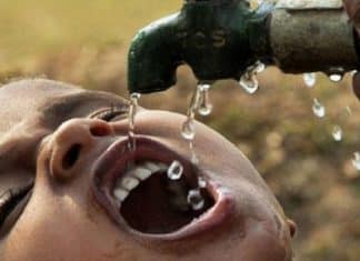 Depois de décadas escavando, homem finalmente encontra água para abastecer sua comunidade