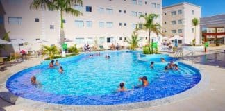 Justiça condena hotel por constranger família religiosa que entrou na piscina usando roupa Justiça condena hotel por constranger família religiosa que entrou na piscina usando roupa