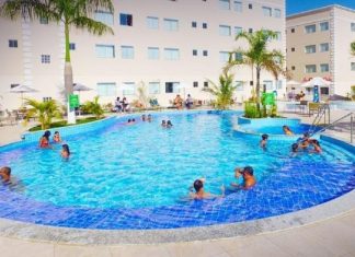Justiça condena hotel por constranger família religiosa que entrou na piscina usando roupa