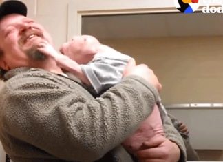 Filhote de pitbull tem a reação mais fofa ao ser adotado pelo homem que salvou sua vida