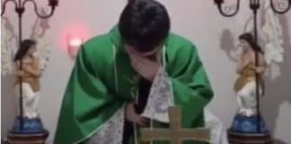 Padre tem crise de riso em missa on-line e vídeo viraliza