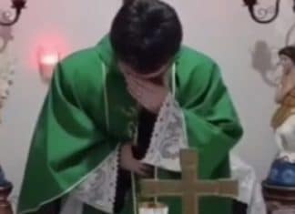 Padre tem crise de riso em missa on-line e vídeo viraliza