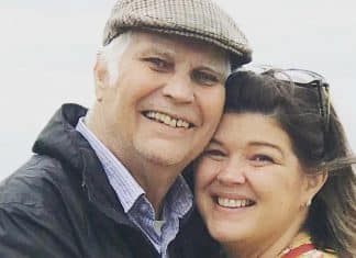 Filha trabalha na casa de repouso que abriga o pai com Alzheimer para ficar ao lado dele na pandemia