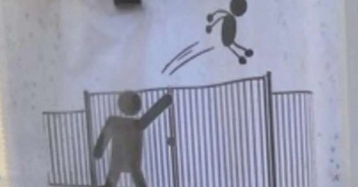 Escola faz apelo aos pais: Parem de jogar alunos atrasados por cima dos portões!