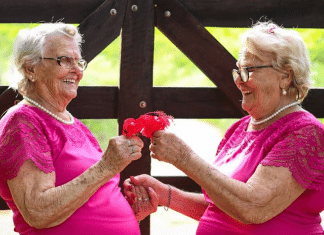 Aos 98 anos, gêmeas celebram a vida em ensaio: felicidade é “banho de balde e crochê”