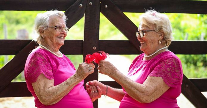 Aos 98 anos, gêmeas celebram a vida em ensaio: felicidade é “banho de balde e crochê”