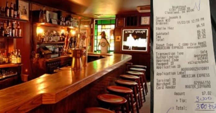Cliente compra uma cerveja e deixa $3000 de gorjeta em restaurante prestes a fechar as portas na quarentena
