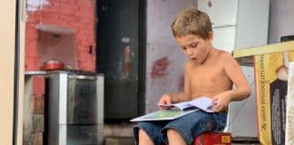 Menino de cinco anos que recolhe livros no lixo causa comoção e web se mobiliza para ajudá-lo