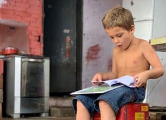 Menino de cinco anos que recolhe livros no lixo causa comoção e web se mobiliza para ajudá-lo