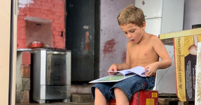 Menino de cinco anos que recolhe livros no lixo causa comoção e web se mobiliza para ajudá-lo