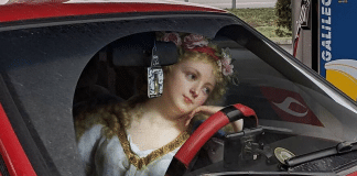 Artista coloca pessoas de pinturas clássicas em situações cotidianas do mundo atual.